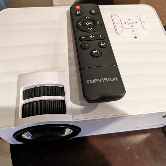 Top Vision 6500L Portable Mini Projector 1080P - Picture 2 of 2